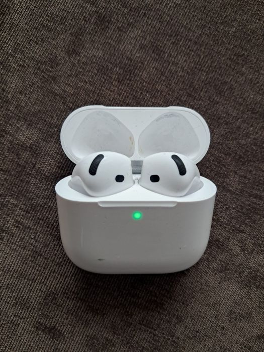 Продам AirPods 4 наушники б/у  .