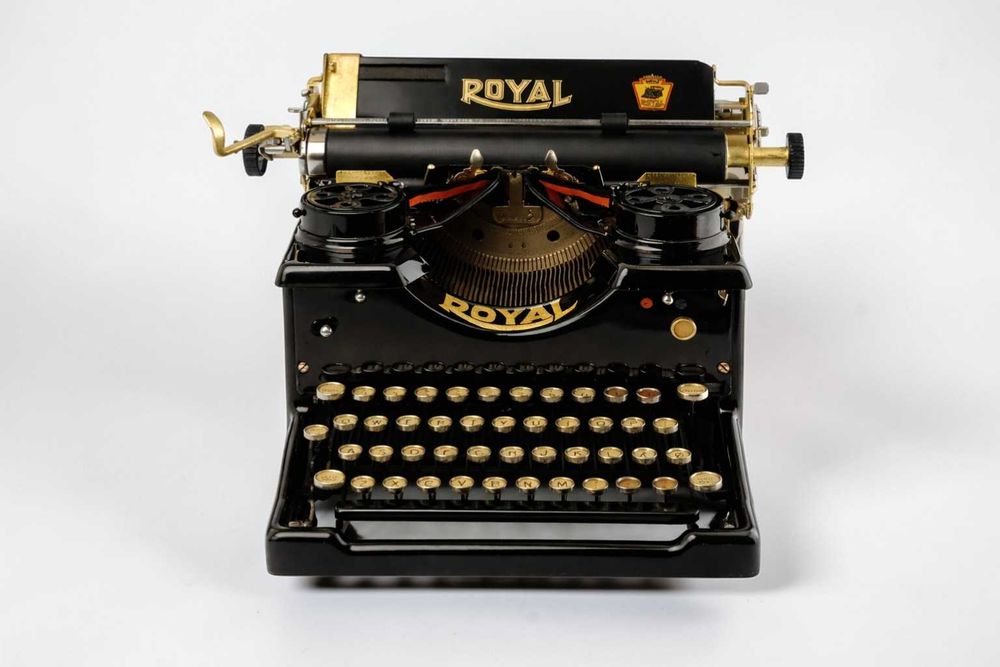 Masina de scris Royal 10 – editie rară cu aur 22K – obiect premium.