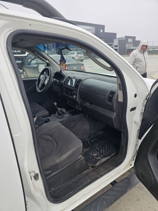 Vând nissan navara