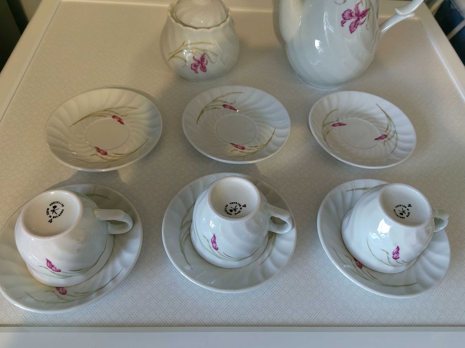 порцеланови чаши за кафе с чинийки, захарница и каничка