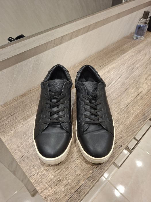 Продавам кецове  Calvin Klein