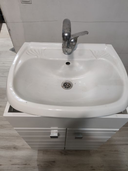 Продам раковину с краном в сборе и тумбой