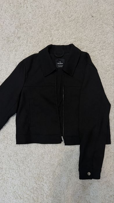чёрная укороченная куртка-бомбер Pull&bear