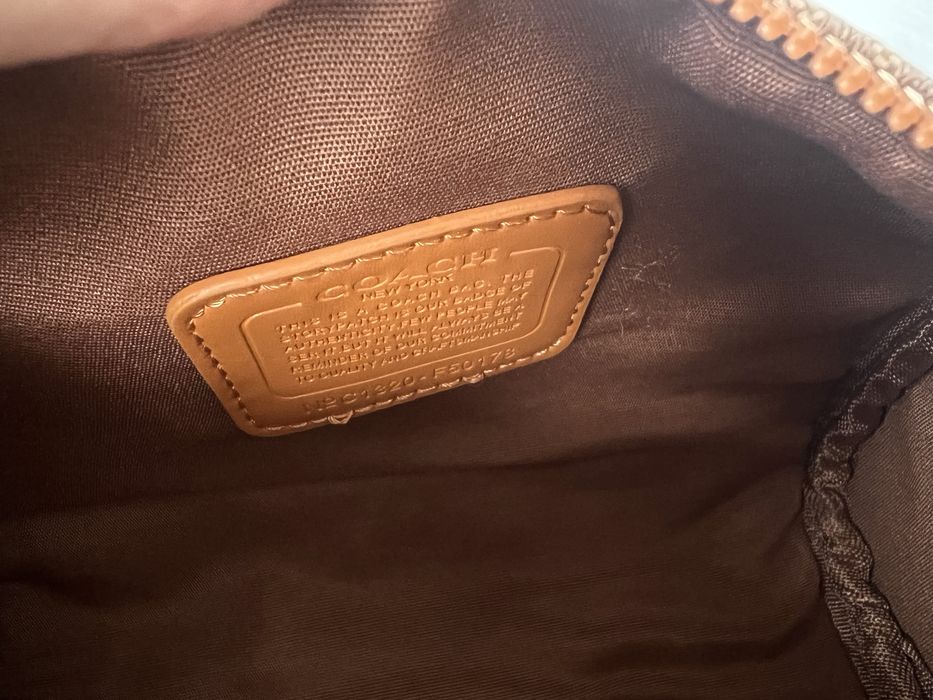 Geanta Coach maro cu imprimeu logo si detalii camel – stare noua