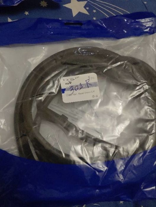 Продам уплотнители для дверей 124 мерседеса