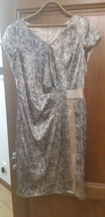 Продам платья 2 шт красивые