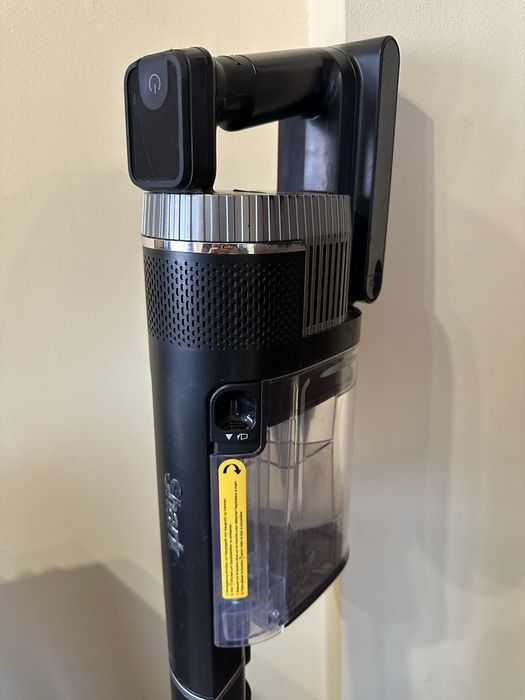 Вертикална прахосмукачка Shark Stratos с 2 батерии