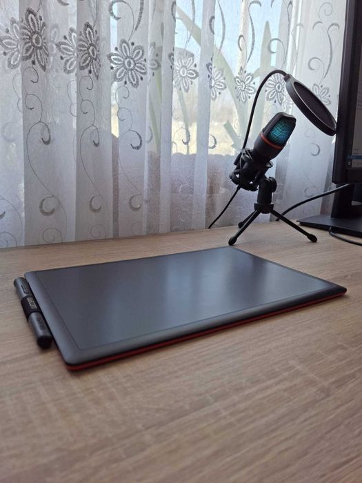 Tableta grafică One by Wacom, Medium, Red