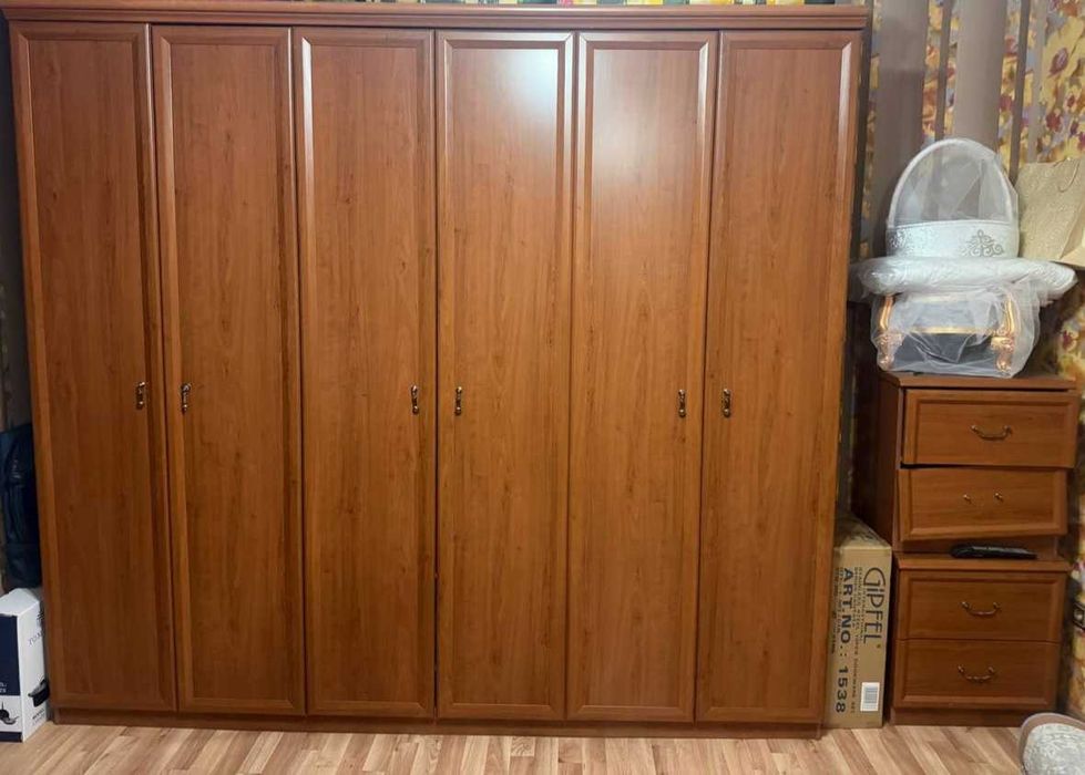 Спальный гарнитур :кровать,шкаф,Тумбочки