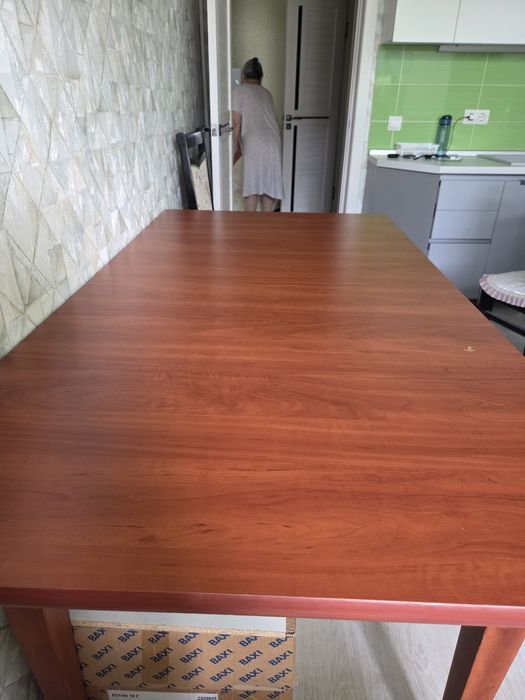Продам  стол с стулиями