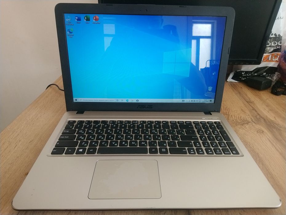 Ноутбук Asus X540u в хорошем состоянии.