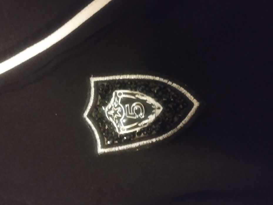 Avin рокля с емблема