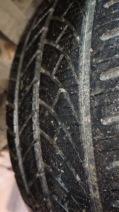 Vând 4 buc.235 50 18 all season