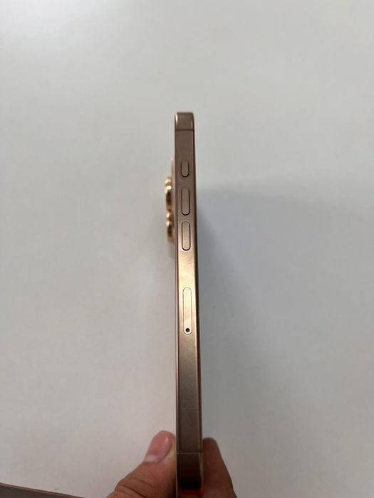 iPhone 16 pro GOLD