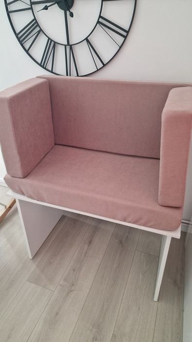 Canapea cu dimensiunea de 96/50/56 cm!