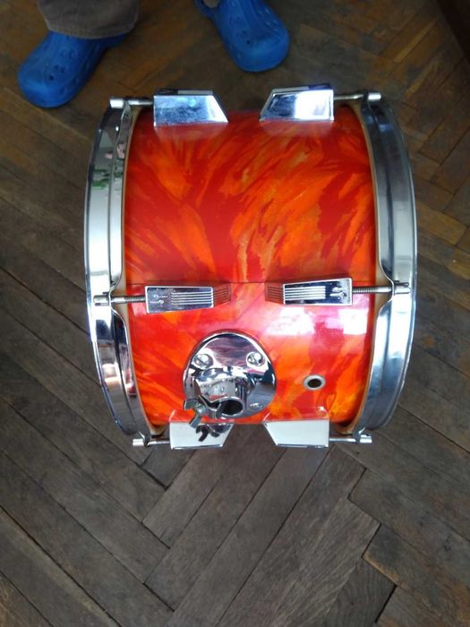 Музикални инструменти, барабани, синтезатор, колони, йоника