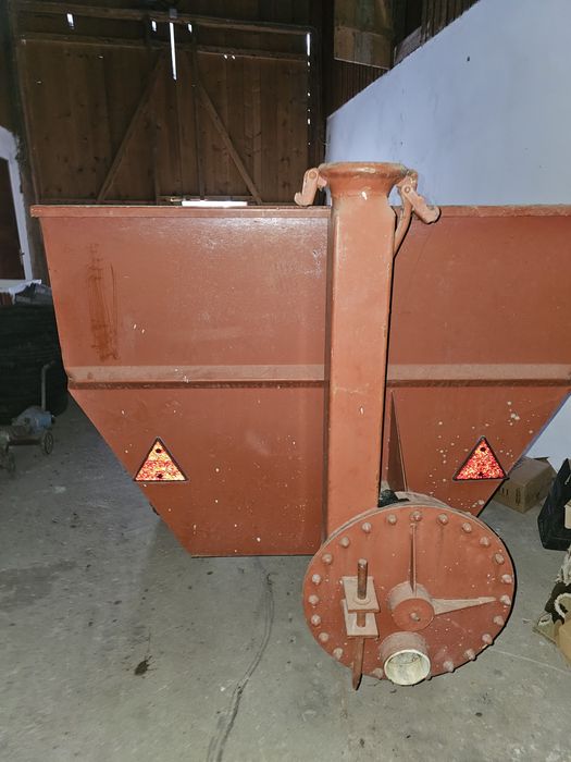 Remorcă cu șnec pentru struguri sau ceriale