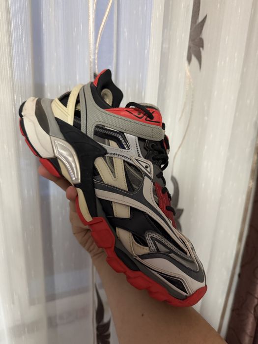 vând Balenciaga track v2