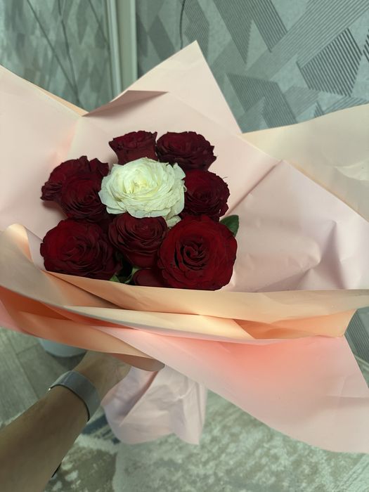 Красивый букет из 9 роз