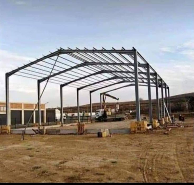 Vand hala din metal 20x10 la 8700 de euro se poate si inveli 
Si avem