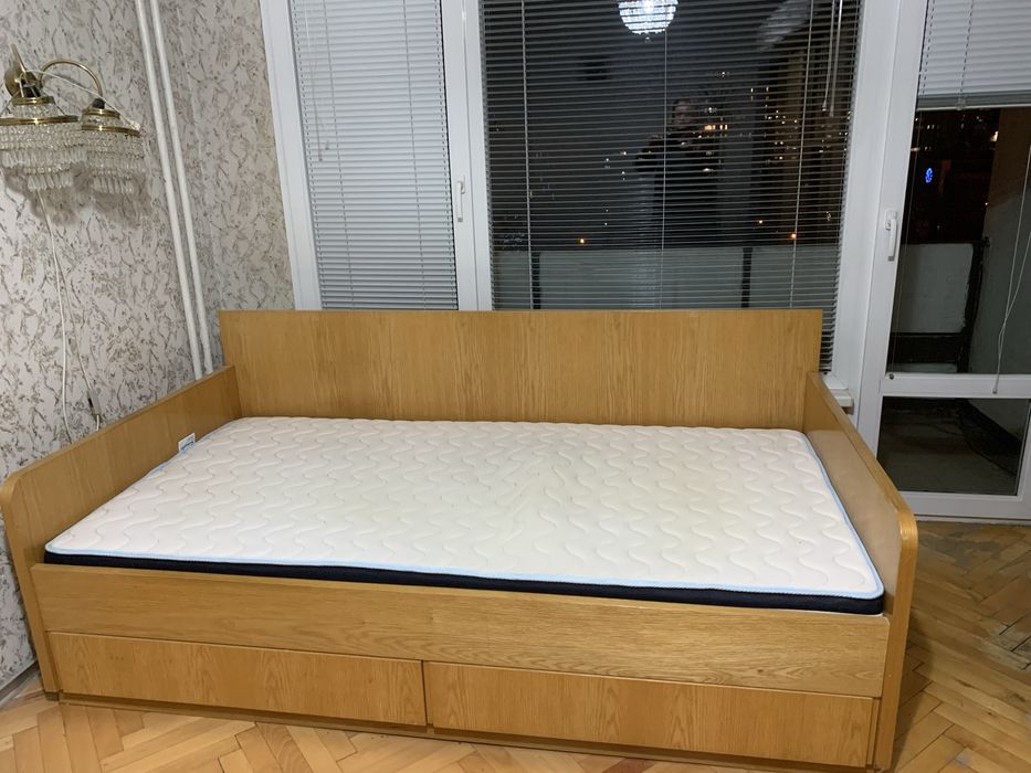 Легло с матрак и чекмеджета