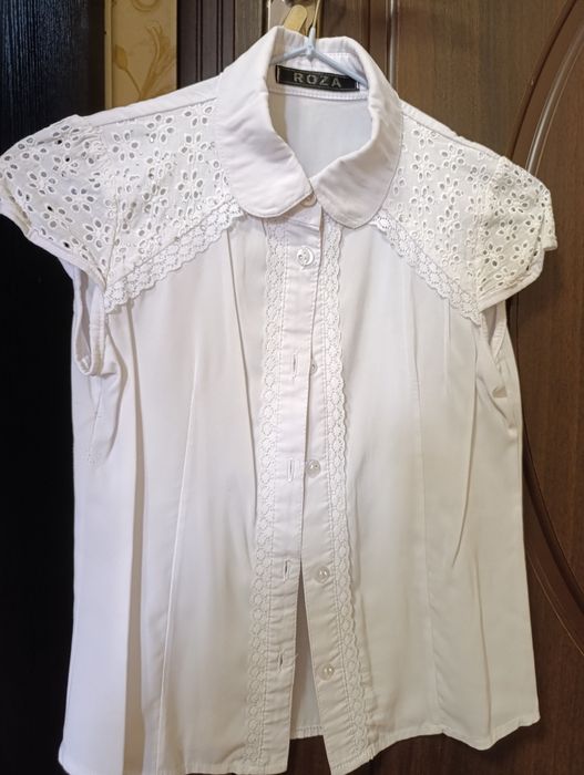 Продаются белые школьные рубашки.