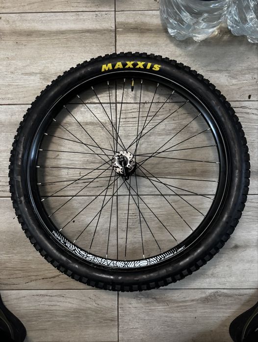Tubeless задна капла 26 Downhill с главина novatec и гума Maxxis Dhr 2