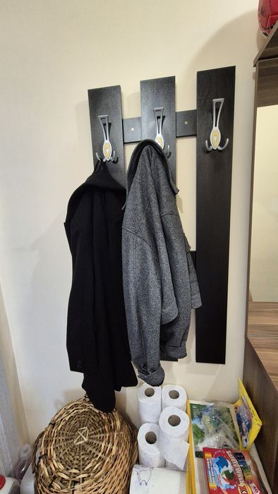 Малък шкаф, мини етажерка, портманто и закачалки за якета