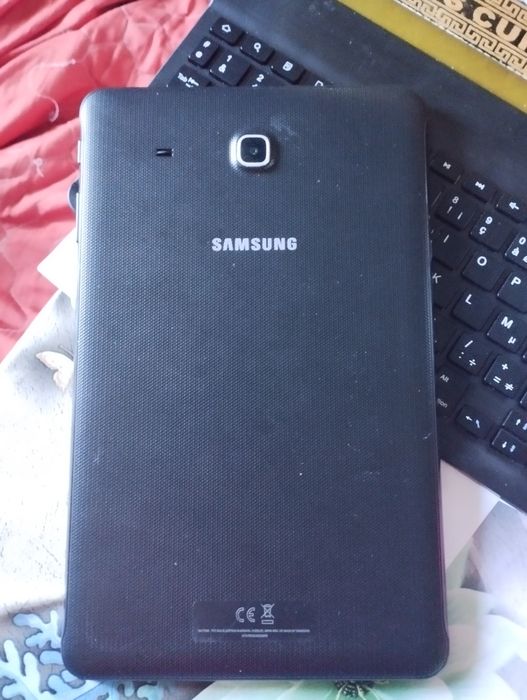 Vând tableta pe tastatura Samsung