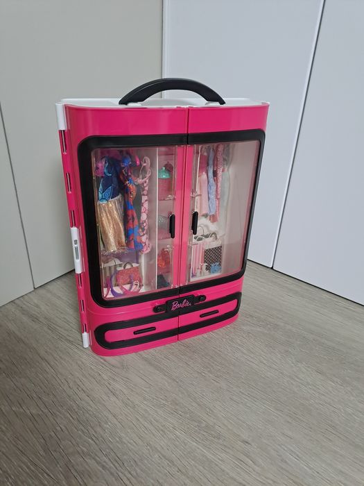 Dulap Barbie cu haine si accesorii incluse