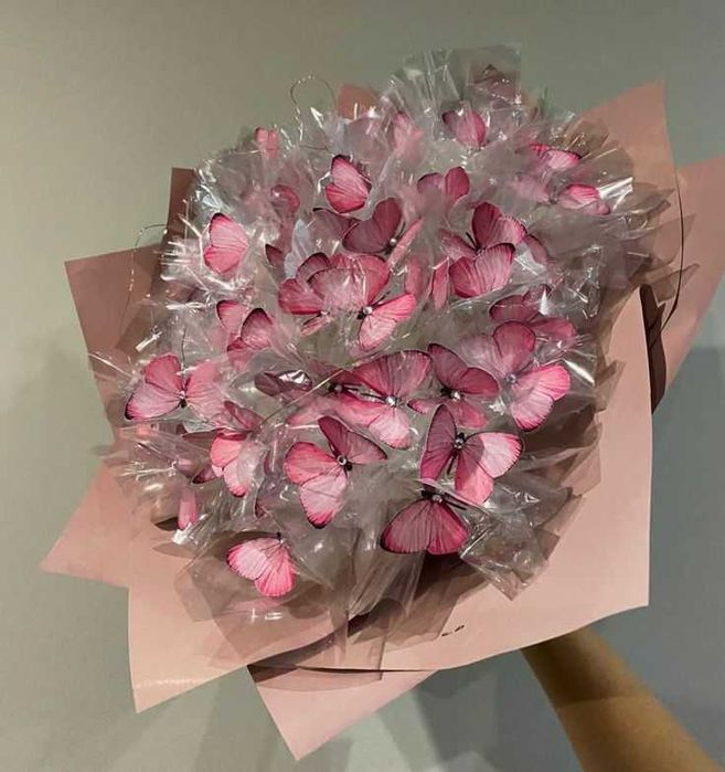 Светещ вечен букет от пеперуди и цветя.  имен ден свети валентин