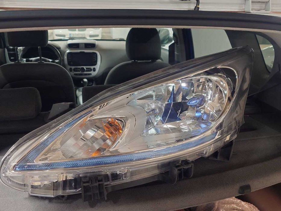 Фар за Нисан е-нв200 в добро състояние