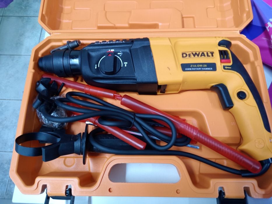 перфоратор Dewalt продается в комплекте пики, буры, перчатки