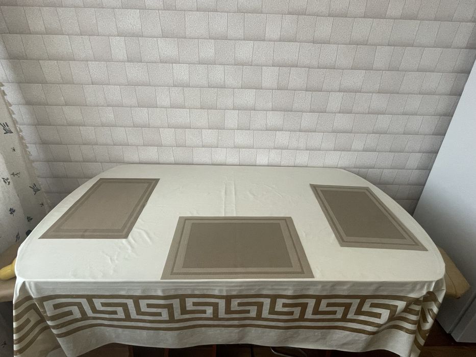 Стол на кухню и 4 табуретки