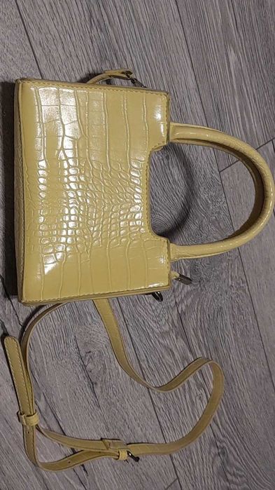 Жълта чанта с дръжки