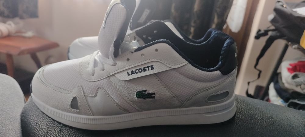 Adidași noi cu eticheta