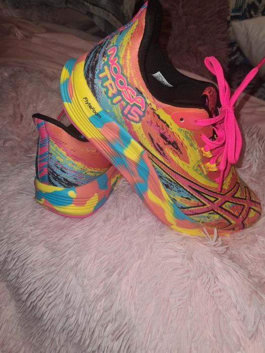 Продавам дамски  маратонки ASICS