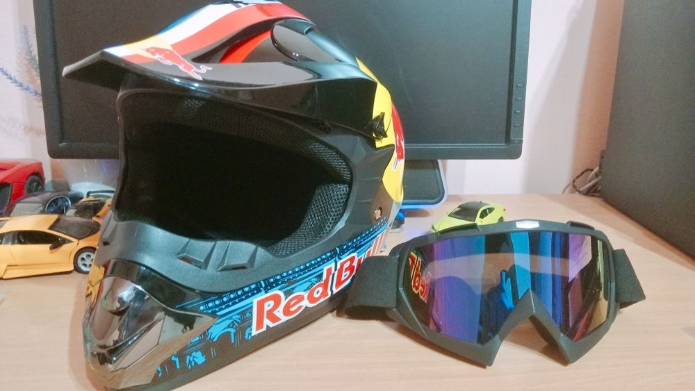 Casca Red Bull de enduro