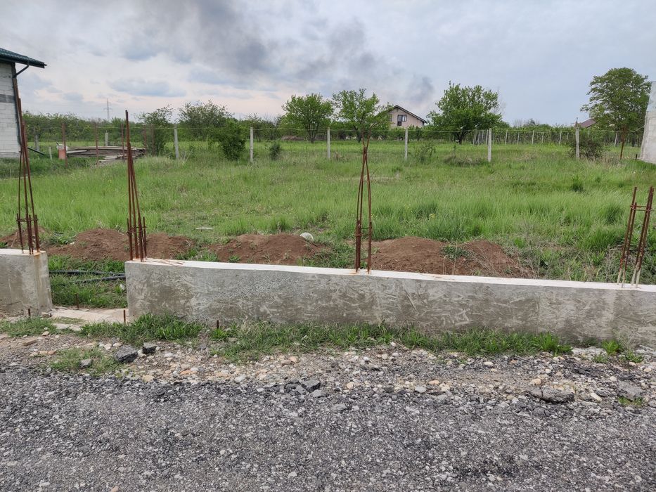 Vând teren între case Adunații Copaceni