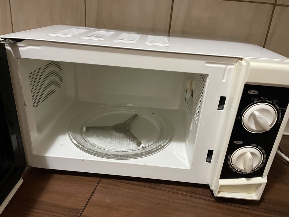 Cuptor cu microunde functional