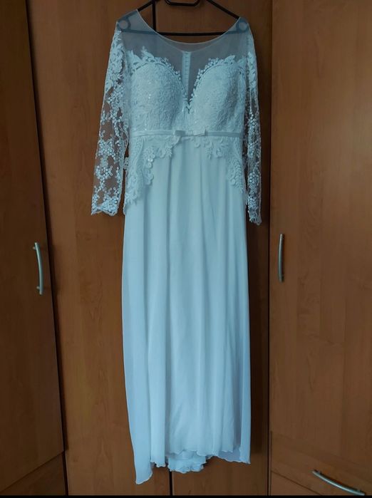 Rochie de mireasă elegantă cu voal de 2 m și trenă lungă – stare impecabilă