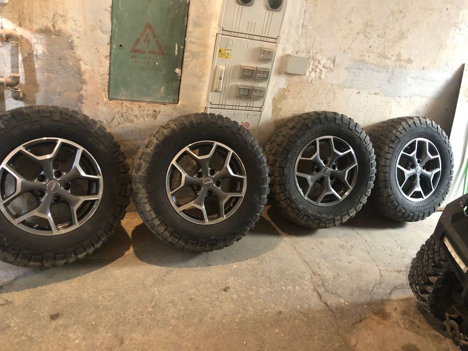 Vând 4 jante cu cauciucuri Jeep Wrangler model BF Goodrich M/T