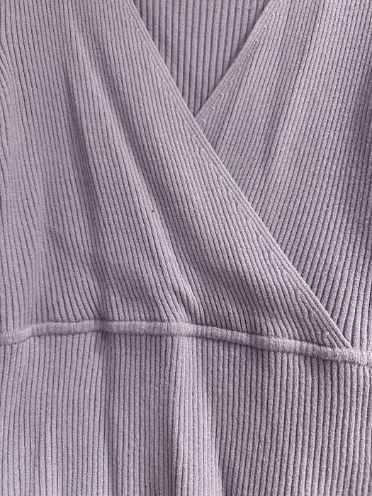 Лилав пуловер