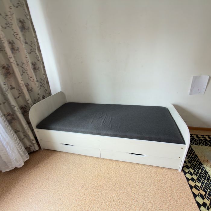 Продам 2 кровати  с матрасом