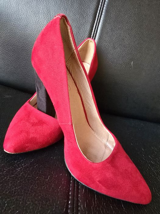 Pantofi roșii cu toc negru din piele intoarsa