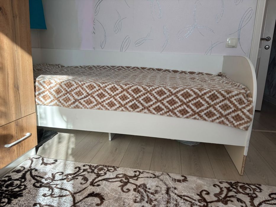 Две детские кровати с матрасами, пледами