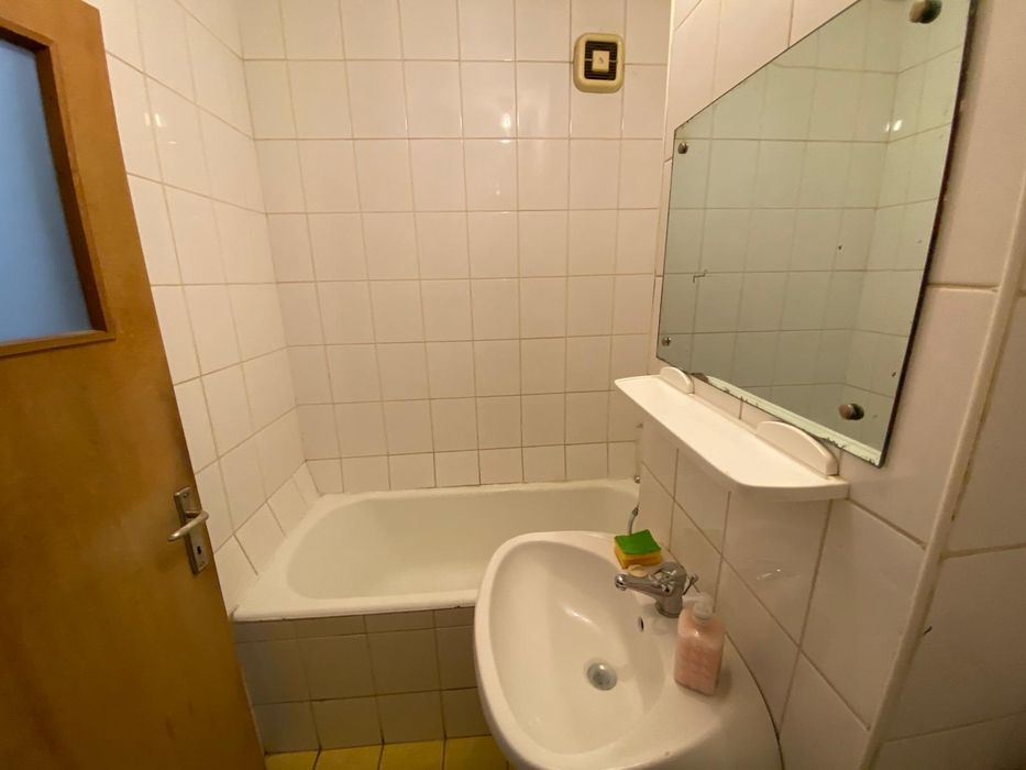 Inchiriez garsoniera confort 1 Tineretului decomandată spatioasa etaj 6/10 întrare din bulevard vedere spre parc parcare in fatata blocului