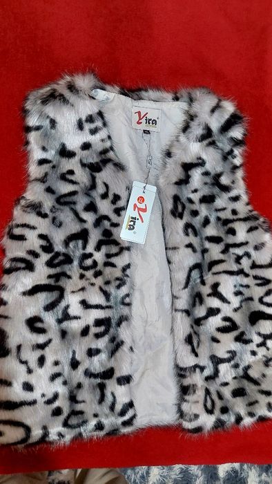 Vesta blana noua cu eticheta