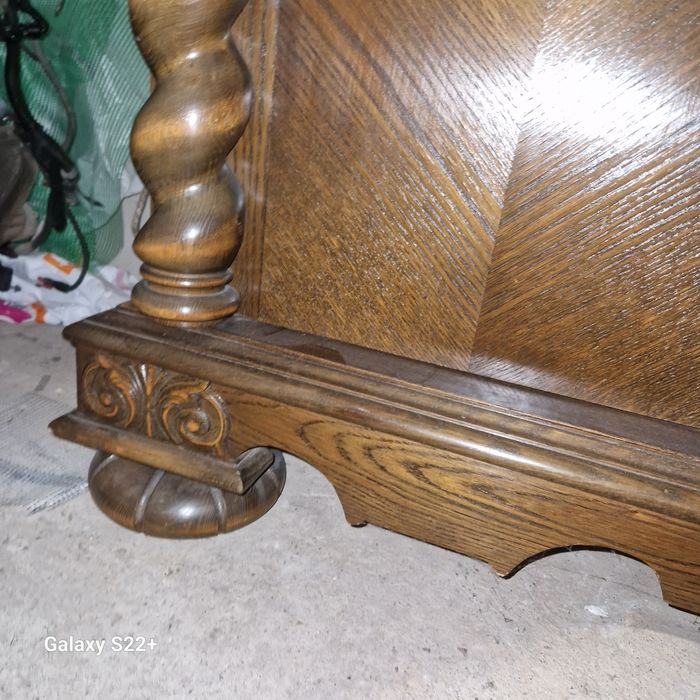 Дървен Шкаф с дърворезба