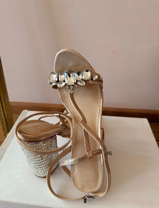 ASOS Луксозни дамски златисти сандали с камъни